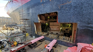 La forma en que la Guardia Costera de EE. UU. reemplaza el motor de su barco más grande es alucinante